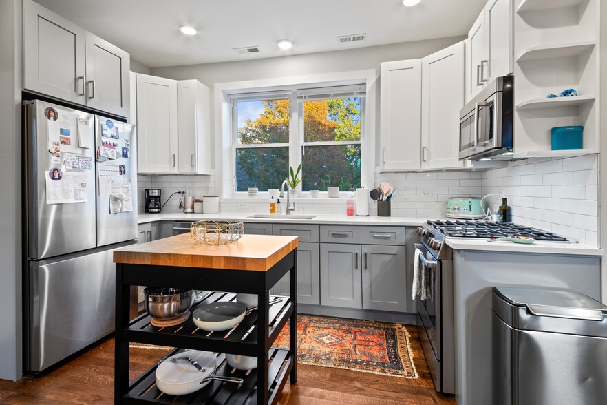 Building Photo - 2134 W Shakespeare Ave