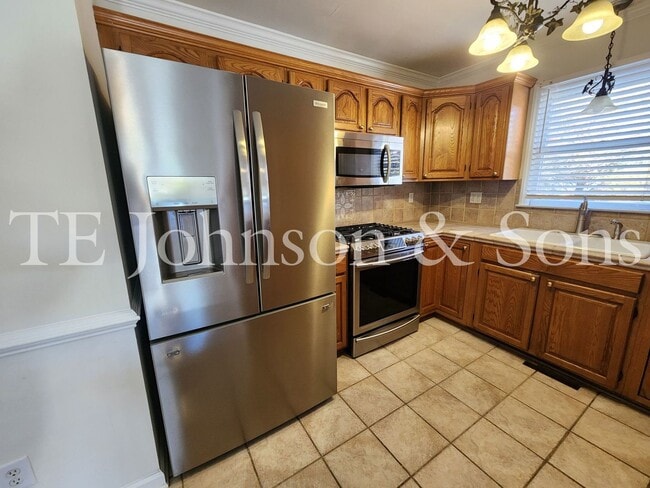 Building Photo - Charming 3-Bedroom Home with Rocking Chair...