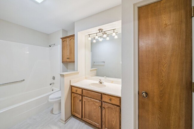 Building Photo - Spacious Single Story 4 Room Home + Sunroo...