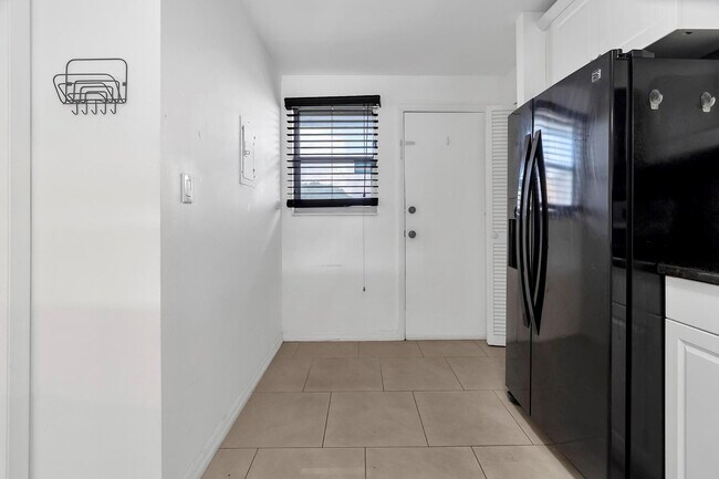 Building Photo - 1690 NE 191st St