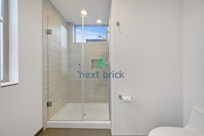 Building Photo - A beautiful 3 bed and 2 bathroom townhouse for rent