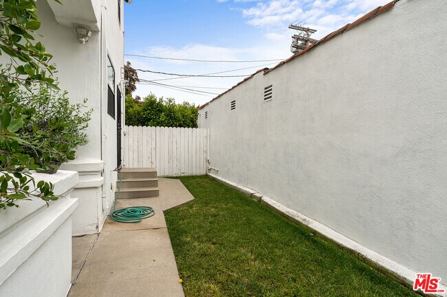 Building Photo - 8472 Oakwood Ave