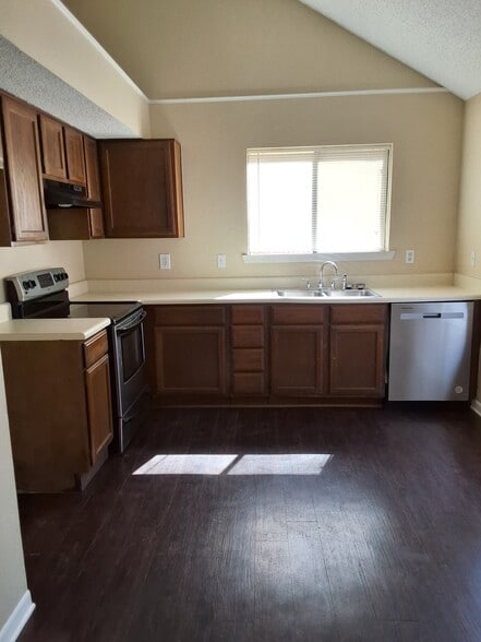 Kitchen - 5748 Mill Creek Dr