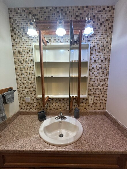 Building Photo - 4994 N Sedgewick Rd