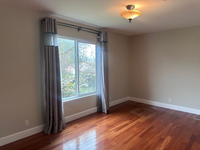 Building Photo - Stunning 3 bedroom + Den with Large Yard!