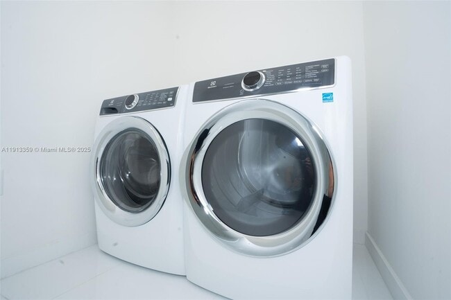 Building Photo - 851 NE 1st Ave