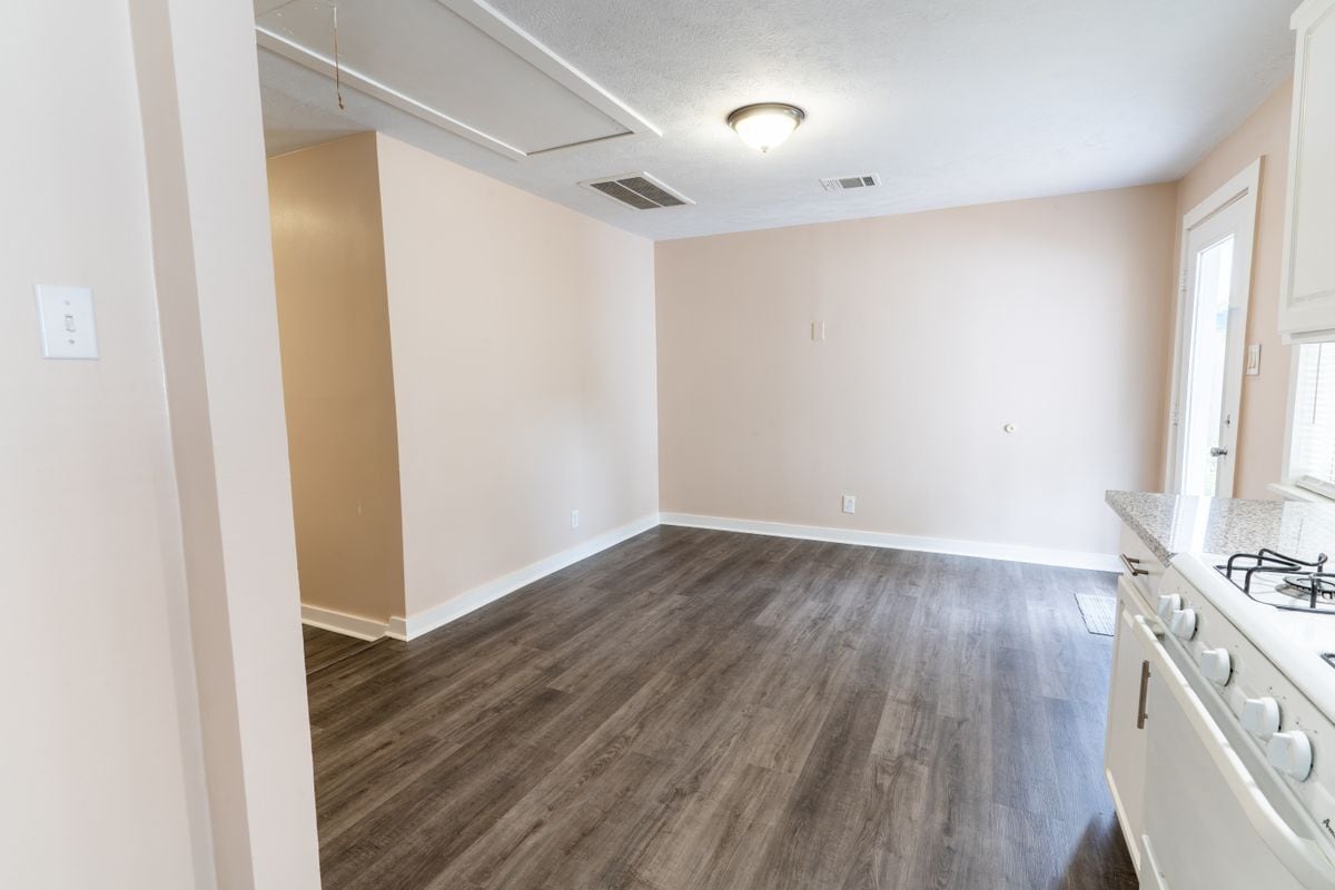 Building Photo - 305 N Live Oak St