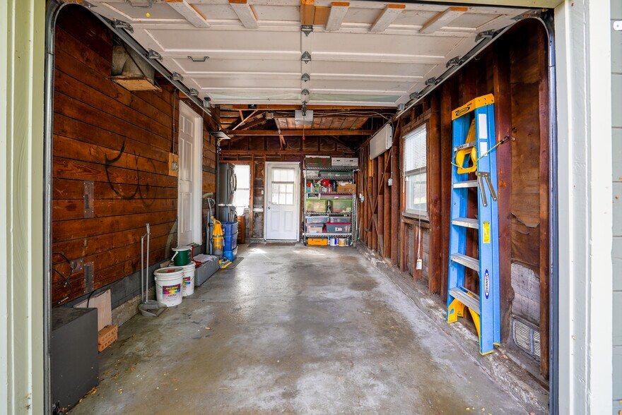 Building Photo - 610 Topaz St