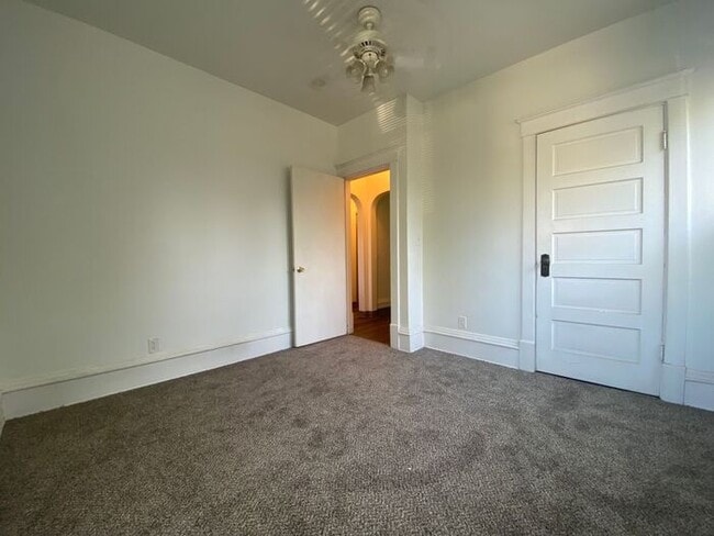 Building Photo - $1,200 | 2 Bedroom, 1 Bathroom 1st Floor A...