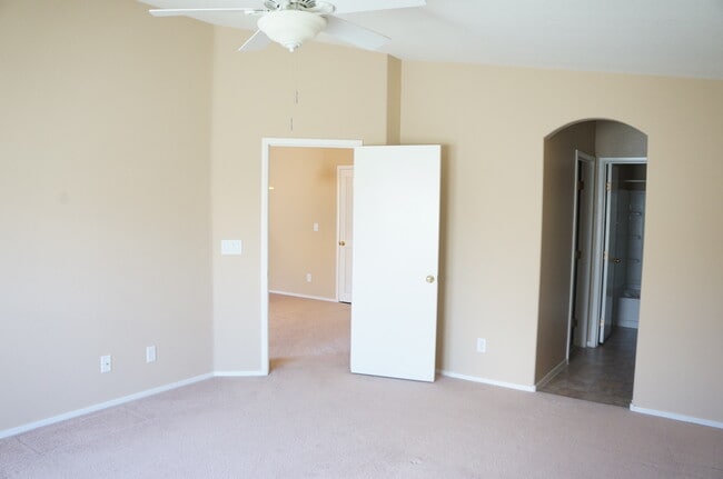 Building Photo - WONDERFUL 2 BEDROOM TOWNHOUSE IN GATED COM...