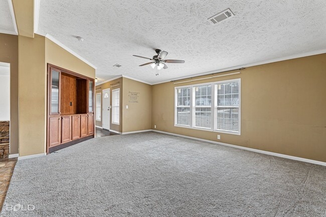 Building Photo - Beautiful 4 Bed 2 Bath!