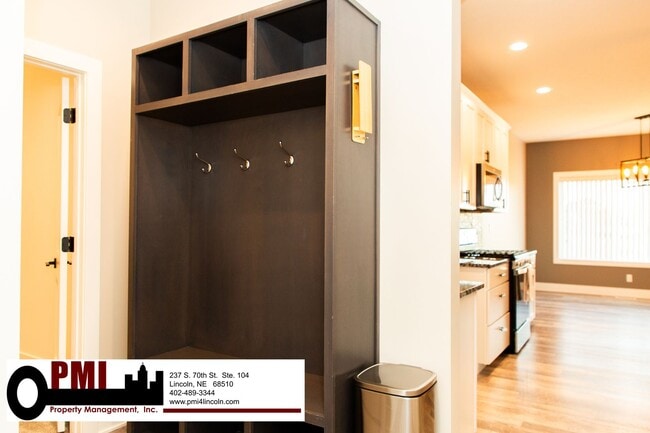 Building Photo - 5 Bedroom and 3 Bathroom House