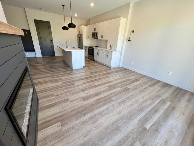 Building Photo - Modern Executive Level Condo near Colbert Hills Golf Course