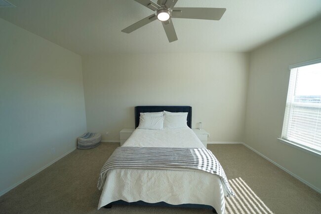 Building Photo - Like-New Home in Applewood Neighborhood. Realtor Commission: $600