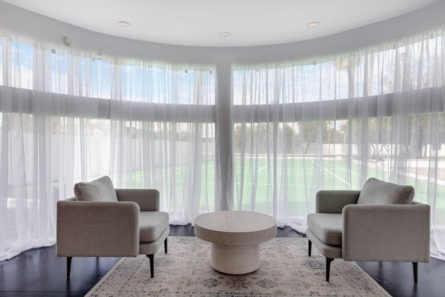 Building Photo - Mid-century modern home in Arcadia with pr...