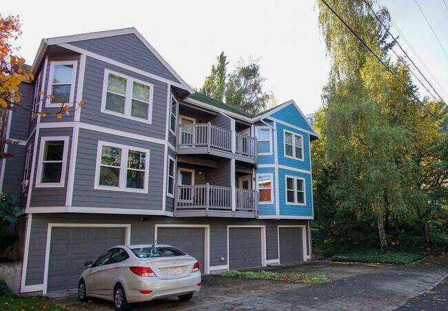 Building Photo - Top Floor 2 Bed 2 Bath with Vaulted Ceilin...