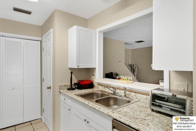 Building Photo - Cozy Kissimmee Townhouse
