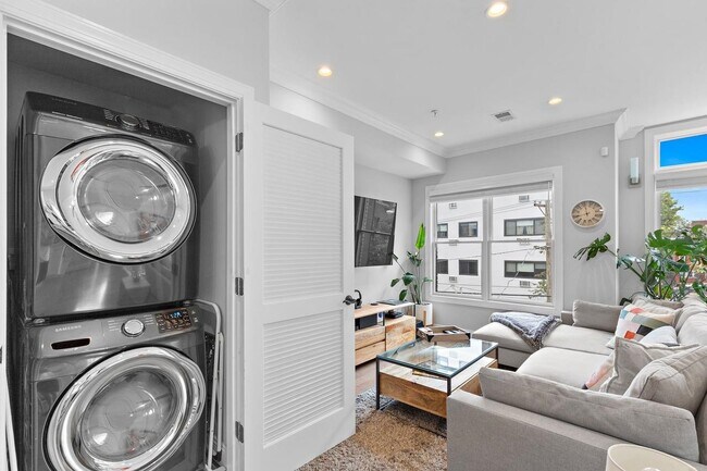 Building Photo - 61 Bleecker St