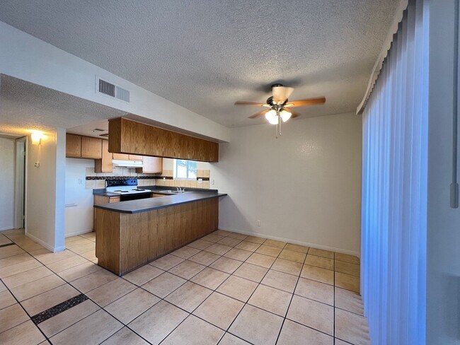 Building Photo - Sierra Oeste