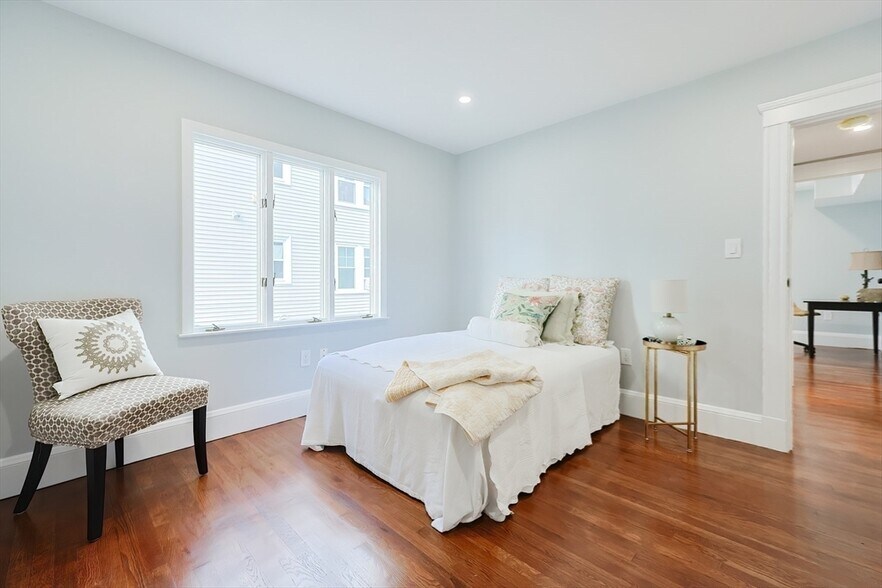 Building Photo - 111 Sharon St