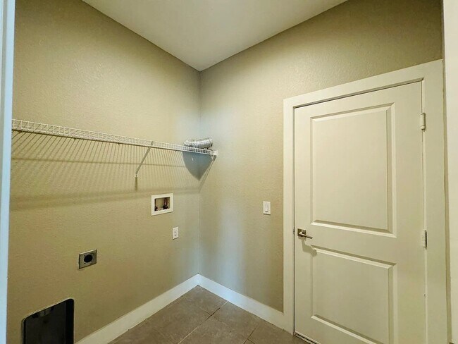 Building Photo - Beautiful New 3-Bedroom Home with Spacious Layout & 2-Car Garage in Poinciana Villages