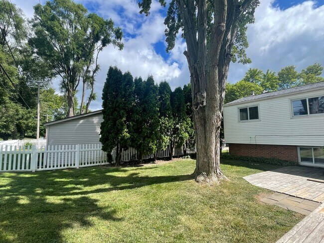 Building Photo - Rochester 3-Bedroom, 1.5 Baths, Entertainm...