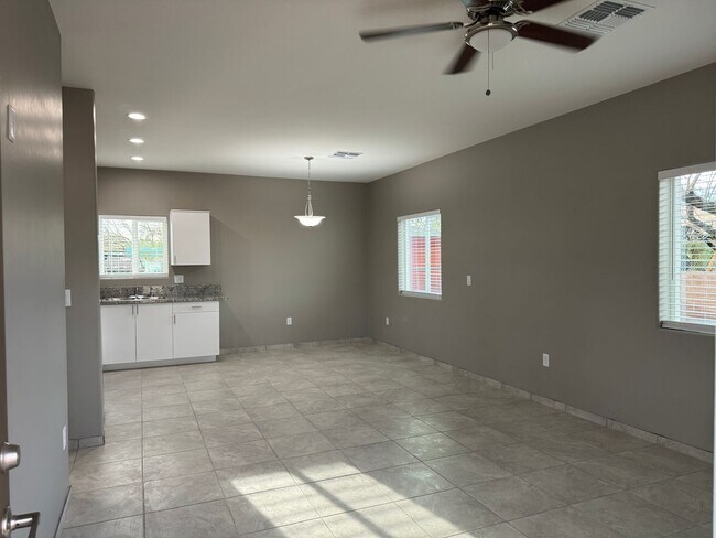 Building Photo - Beautiful Modern 3Bdm 2Ba Home, Easy Access to I-10, Must See!
