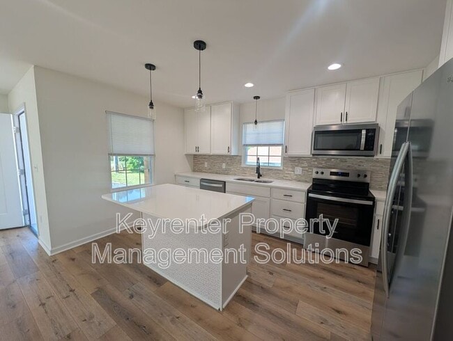 Building Photo - 55 Breezewood Dr
