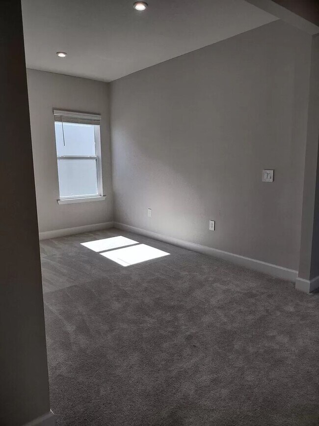 Building Photo - Preleasing Special $250 off first month!