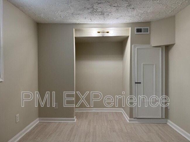 Building Photo - 8203 Comet Dr