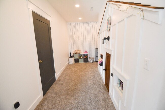 Building Photo - Updated Home with Pond Views in NW Rochester location!