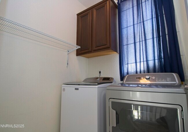 Building Photo - 3075 Roxbury Dr