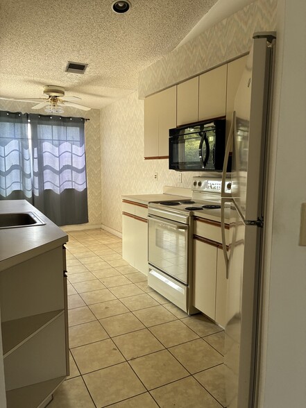Eat-In Kitchen - 3226 Laurel Oaks Ln