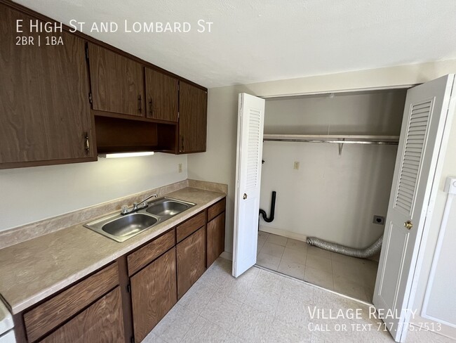 Building Photo - Huge 2-Bed apartment with washer/dryer hoo...