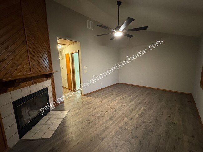 Building Photo - Spacious 1-Bedroom in Cotter Near Valley Airport – Unique Garage