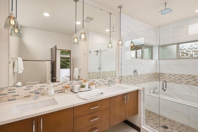 Building Photo - 3bd/3ba Seattle Townhome