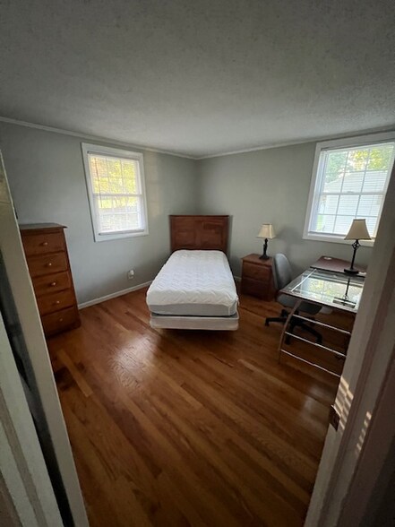 Primary Photo - 240 Greenaway Dr