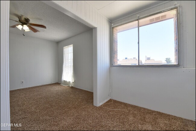 Building Photo - 10605 Kinross Ave