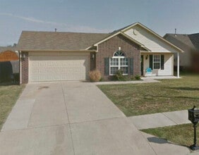 Building Photo - 13 W Fairlane Dr