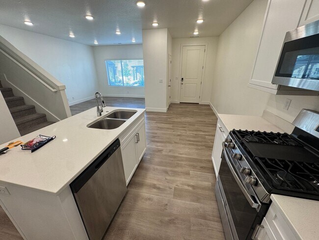 Building Photo - Desert Color Townhome!