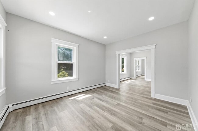 Building Photo - 28 Victoria Ave