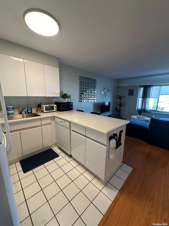 Building Photo - 170 W Broadway