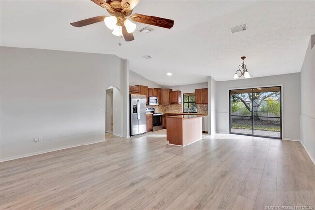 Building Photo - 252 NW Lincoln Ave