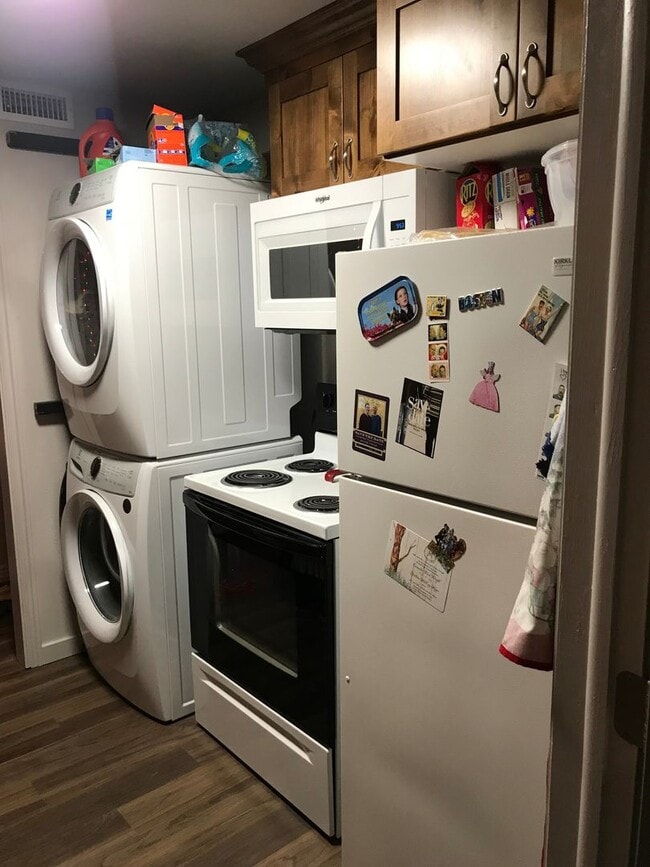 Building Photo - ALL utilities Included 2 Bedroom Apartment...