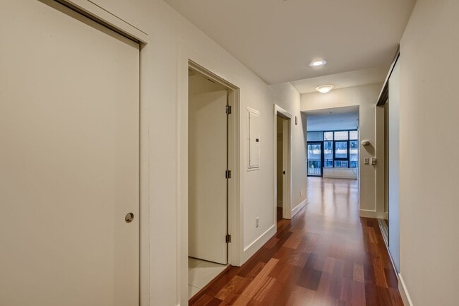 Building Photo - Gorgeous 2 Bed Unit @ The Gallery - Belltown Living at its Finest!