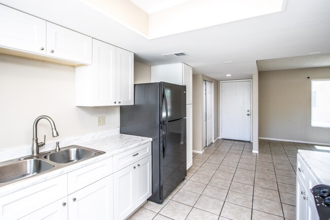 Building Photo - 3Br in gated community