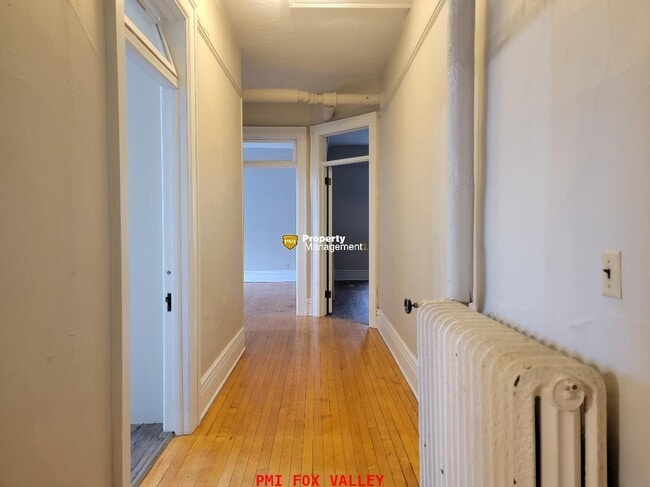 Building Photo - 4 or 5 Bedroom Upper Luxury Apartment with Custom Fireplace in Historic Building