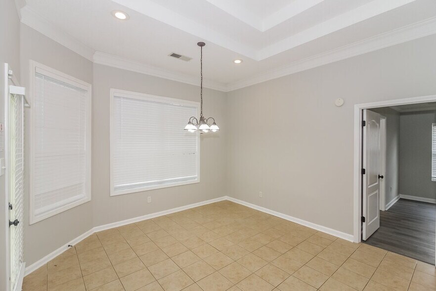 Building Photo - 7201 Arcastle Loop W