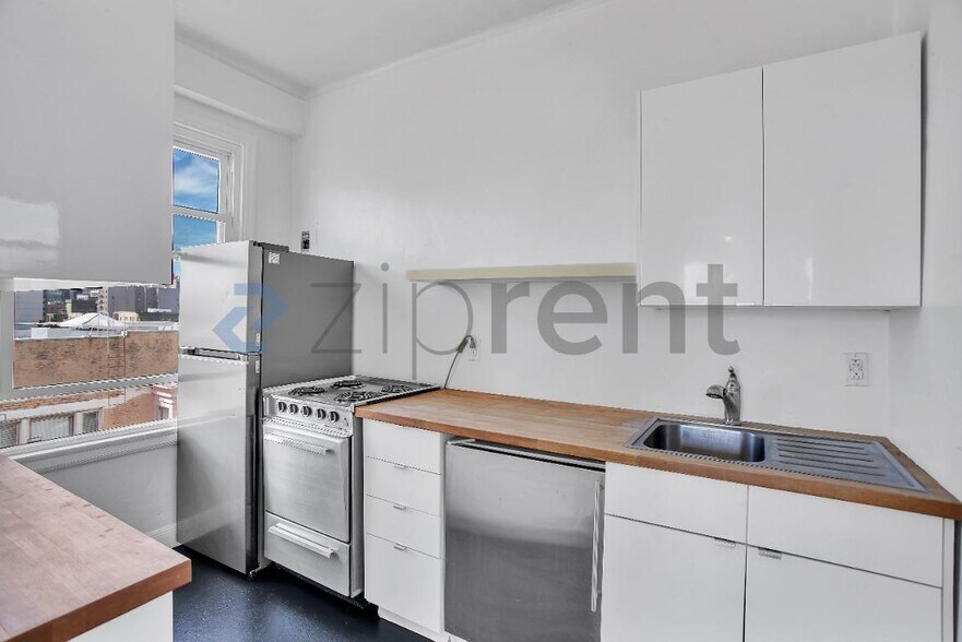 Building Photo - Unit 915