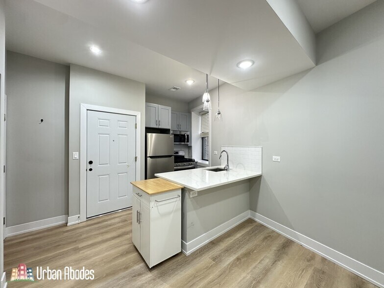 Building Photo - 445 W Belden Ave